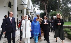 Emine Erdoğan, devlet başkanlarının eşleriyle Topkapı Sarayı'nı gezdi, geziye Tatar ve Üstel’in eşleri de katıldı