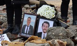 Depremlerde çocuklarını kaybeden aileler, Adıyaman'da yıkılan İsias Otel'in enkazına çiçek bıraktı