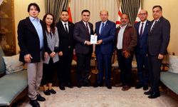 Cumhurbaşkanı Tatar, Kıbrıs Türk Kızılayı Başkanı Sezen ile görüştü