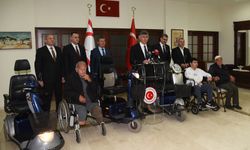 KKTC ve Türkiye’den bazı kurumlarının işbirliğiyle 16 akülü 25 de bisiklet türü sandalye engellilere dağıtılıyor
