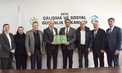 Şehit Aileleri Derneği, “Şehitler Ölmez” albümünü Çalışma Bakanı Sadık Gardiyanoğlu’na takdim etti