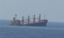 Husilerden, vurulan İngiliz gemisi Rubymar'ın çekilmesi için Gazze'ye yardım gönderilmesi şartı