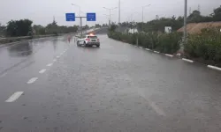 Polis sürücüleri uyardı... Geçitköy ve Alsancak bölgesinde yağışlar nedeniyle trafik aksıyor...
