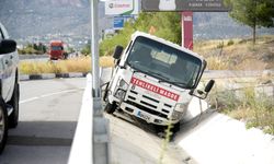 Girne-Lefkoşa anayolunda boş tüp yüklü kamyonet devrildi… Sürücü yaralandı