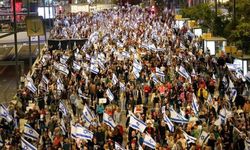 Tel Aviv'de on binlerce İsrailli, erken seçim ve Gazze'deki esirlerin salıverilmesi talebiyle gösteri yaptı