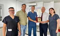 Diyaliz ve Böbrek Hastaları Derneği’nden Prof. Dr. Gür’e plaket