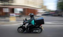 Güney Kıbrıs'ta yine paket servis elemanlarına saldırdılar