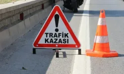 Lefkoşa'da kaza... Önce araçla çarpıştı, sonra trafik lavhalarına ve bankanın camına çarparak durdu