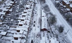 İngiltere'de yoğun kar yağışı ve seller ulaşımda ciddi aksamalara neden oldu