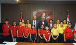 Öğrencilerden oluşan heyet Güzelyurt Belediye Başkanı Mahmut Özçınar’ı ziyaret etti