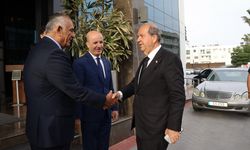 KKTC'de bulunan YÖK heyeti onuruna yemek düzenlendi