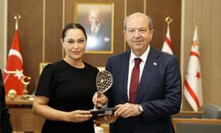 Cumhurbaşkanı Ersin Tatar, sanatçı Hülya Avşar’ı kabul etti