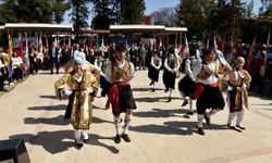19 Mayıs Atatürk’ü Anma Gençlik ve Spor Bayramı etkinlikleri Atatürk Anıtı önünde düzenlenen törenle başladı