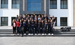 Özçınar, Kurtuluş Lisesi kız ve erkek atletizm takımını kabul etti: “Başarılarınız bizi gururlandırıyor”