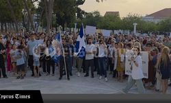 Baf Metropolitliğinden azledilen Tihikos taraftarları protesto eylemi düzenledi