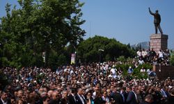 Manisa Belediye Başkanı Zeyrek için belediye önünde veda töreni düzenlendi