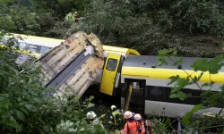 Almanya'da yolcu treni raydan çıktı: Üç kişi hayatını kaybetti