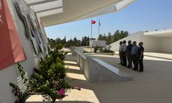 Ulusal Mücadele Vakfı Kurucu Cumhurbaşkanı Denktaş’ın anıt mezarını ziyaret etti