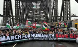 Avustralya'da on binlerce kişi Filistin'e destek için Sydney Liman Köprüsü'nde yürüdü