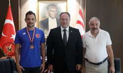 Öztürkler, milli yüzücü Doğukan Ulaç’ı tebrik etti