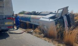 İskele-Ercan ana yolunda akaryakıt yüklü tanker devrildi
