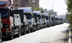 İsrail’in “tehlikeli yola yönlendirdiği” insani yardım tırı devrildi: 25 ölü