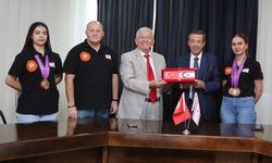 Dışişleri Bakanı Ertuğruloğlu, Gökbilen ve milli sporcuları kabul etti