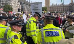 Londra'da yasaklı "Palestine Action" grubuna destek eyleminde 425'ten fazla kişi gözaltına alındı