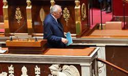 Fransa'da güvenoyu alamayan Başbakan François Bayrou'nun azınlık hükümeti düştü