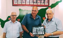 Barış Harekâtı Komutanlarından Bedrettin Demirel'in oğlu, gelini ve torunu Kıbrıs TMT Mücahitler Derneğini ziyaret etti