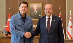 Eski futbolcu Mesut Özil Cumhurbaşkanı Tatar’ı ziyaret etti