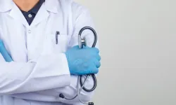 Güney Kıbrıs'ta hastasına cinsel istismarda bulunan doktora 3 yıl meslekten men cezası