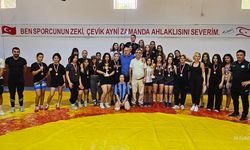 Güreşte Lapta ve Büyükkonuk Kızları Şampiyon