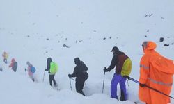 Yüzlerce dağcı, kar fırtınası nedeniyle Everest’te mahsur kaldı