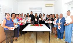Cumhurbaşkanı Tatar'ın eşi Sibel Tatar, kadın kursiyerlerle birlikte Medoş Lalesi yaptı