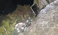Dağ yolunda meydana gelen kazada tır 60 metre derinliğindeki uçuruma düştü… Bir yaralı