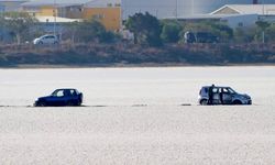 Larnaka Tuz Gölü’nde mahsur kalan 2 araç kurtarıldı