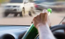 Alsancak’ta alkollü sürücü taş duvara çarptı