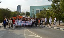TOCAM, kadına yönelik şiddetle mücadele için YDÜ kampüsünde yürüyüş düzenledi... “Varız, güçlüyüz, özgürüz”