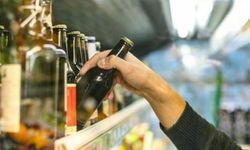 Alışveriş merkezinden içki çalan iki genç yakalandı, birinin üzerinde uyuşturucu bulundu.