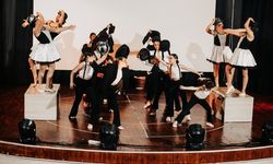 Dans öğrencileri, dansın tarihsel gelişimini sahneledi