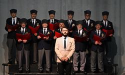 Kıbrıs gazilerinden oluşan koro kahramanlık ezgilerini seslendiriyor