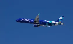 Yolcu uçağı, savaş uçağıyla çarpışmaktan son anda kurtuldu