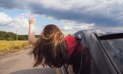 Seyir halindeki aracın penceresinden dışarıya sarkan iki şahsa para cezası