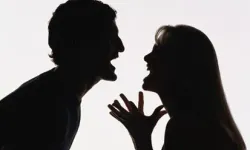 Erkek arkadaşının üzerine çamaşır ilacı döküp makasla yaraladı