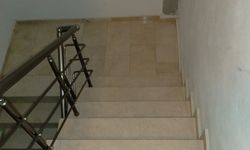 Merdiven basamaklarında çıkan tartışma kavgaya dönüştü, üç tutuklu