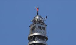 ABD'li tırmanıcı Alex Honnold, "Taipei 101" gökdeleninin tepesine ipsiz çıktı