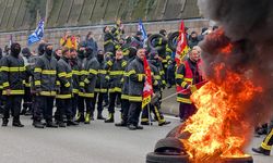 Fransa'da çalışma şartlarını protesto eden itfaiyeciler ile polis arasında arbede çıktı