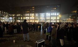 Hollanda'da iki Müslüman kadına tekme atarak ve cop kullanarak uygulanan ırkçı şiddete karşı protesto