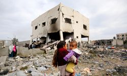 İsrail'in Gazze'de bir okulu ve çadırları hedef aldığı saldırıda biri bebek 2 kişi hayatını kaybetti